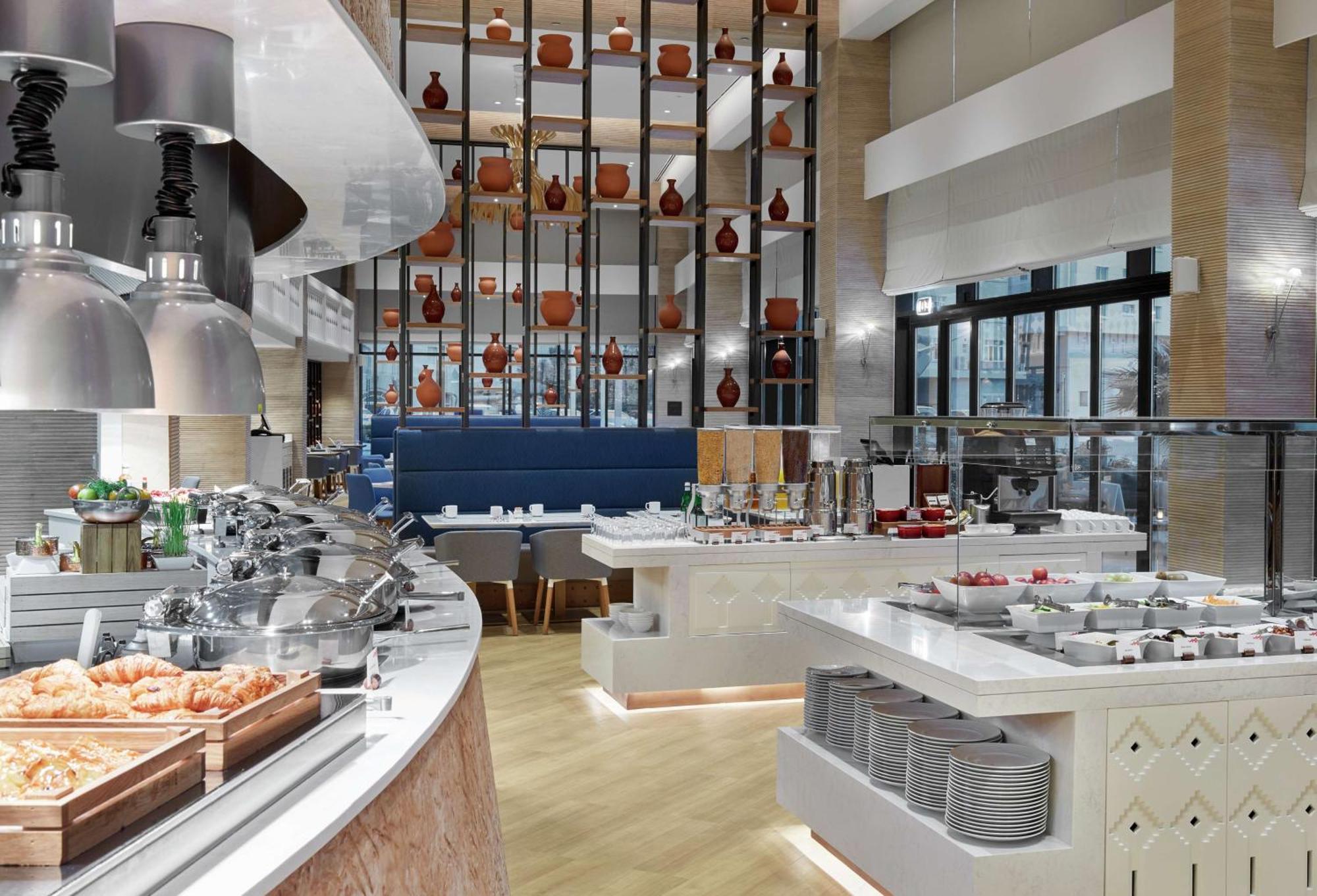 Hotel Hilton Garden Al Khuwair 4*