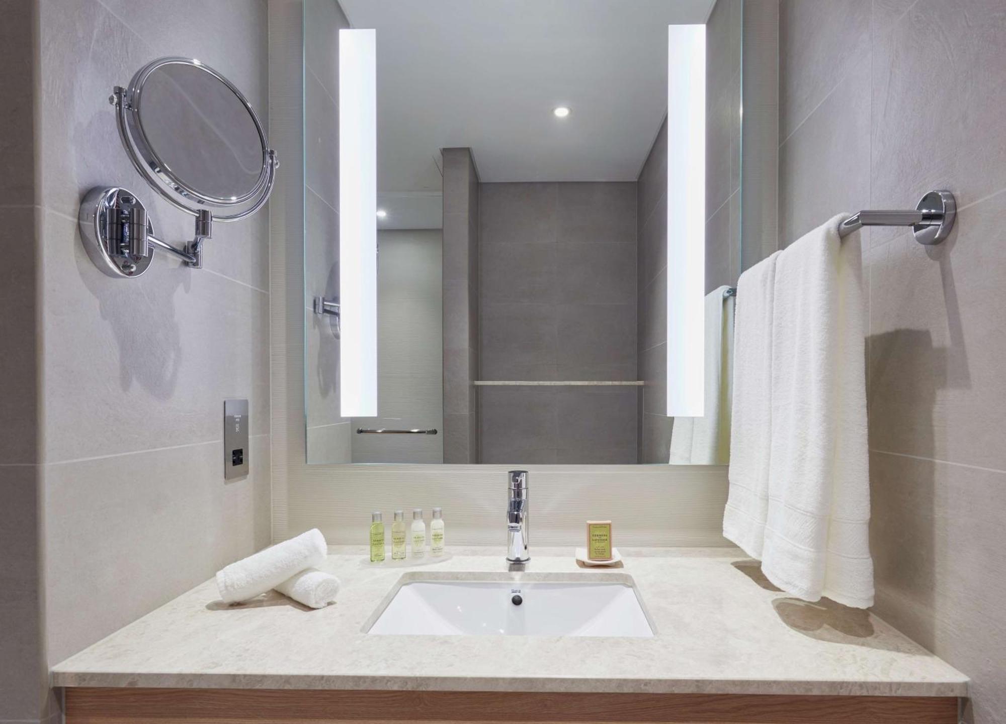 Hotel Hilton Garden Al Khuwair 4*