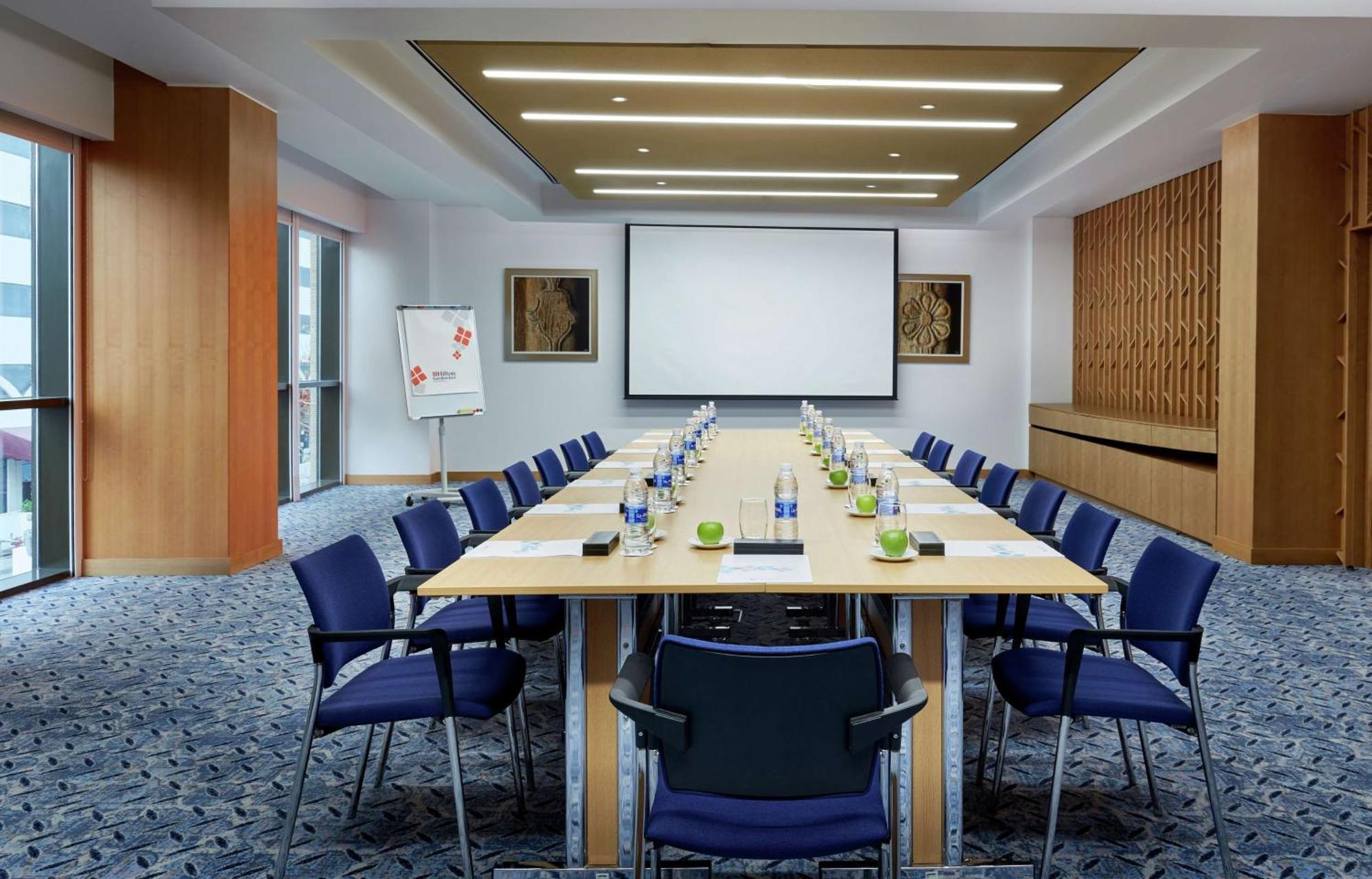 Hilton Garden Al Khuwair Hotel 4*